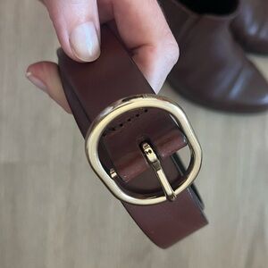 Banana Republic Brown Leather Belt with Gold Buckle. Size XS. 34” long 1” wide.